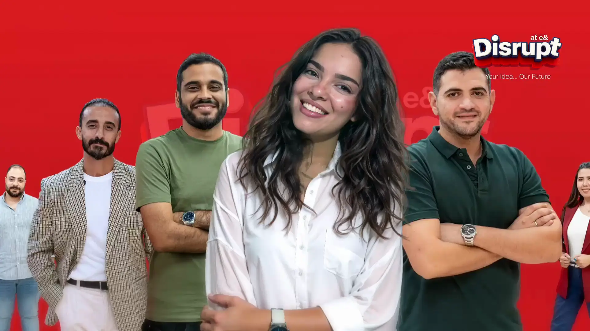 مجموعة من الموظفين المبتكرين يبتسمون أمام خلفية حمراء في استوديو